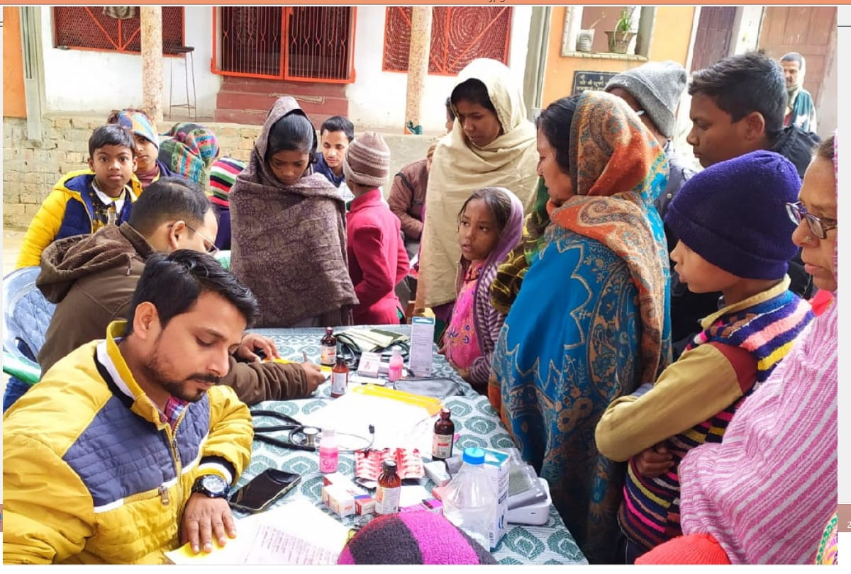 amar ujala foundation orgnised health camp in rajbhar tola