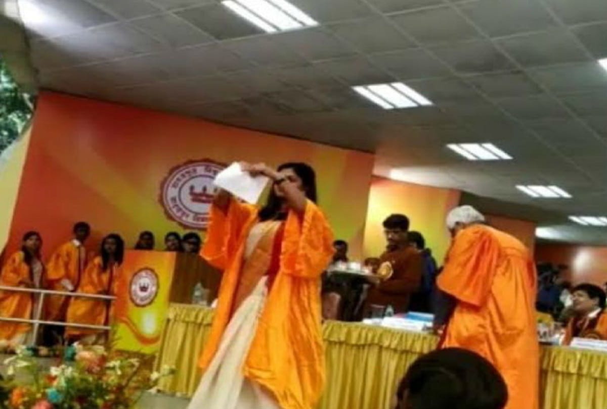 Jadavpur University CAA protest student tore the copy of the citizenship law while taking the degree