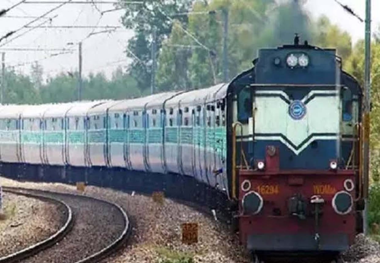 important news for train passengers, 60 train delay due to fog