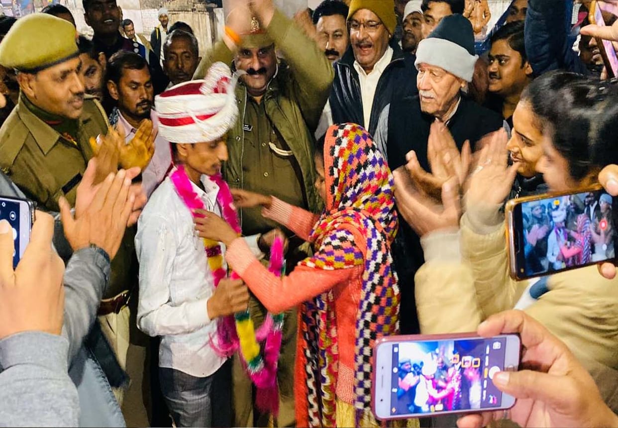 lover couple ran away from home and got married at mahoba police station