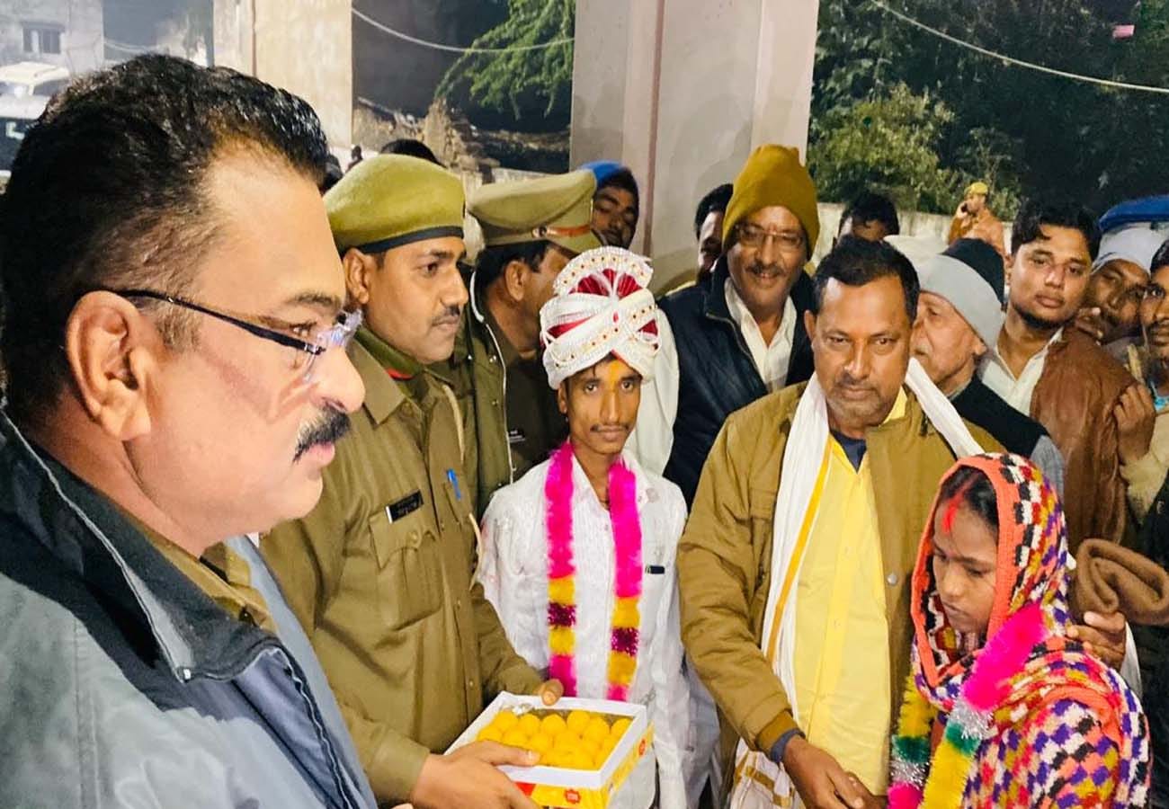 lover couple ran away from home and got married at mahoba police station