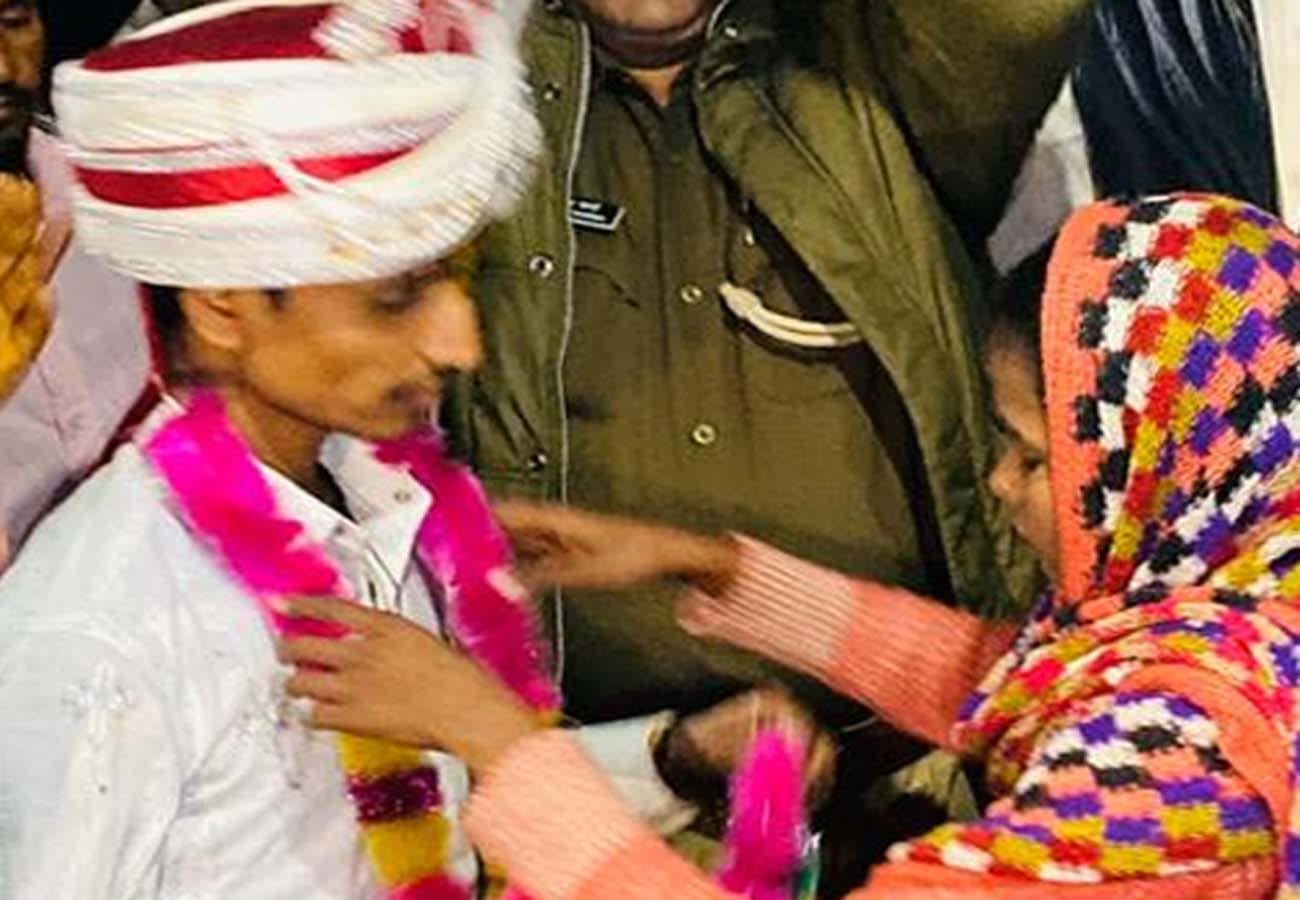 lover couple ran away from home and got married at mahoba police station