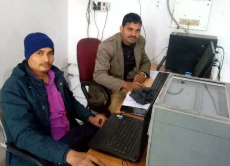aay, jaati aur nivaas pramaan patr ke lie bhatak rahe log