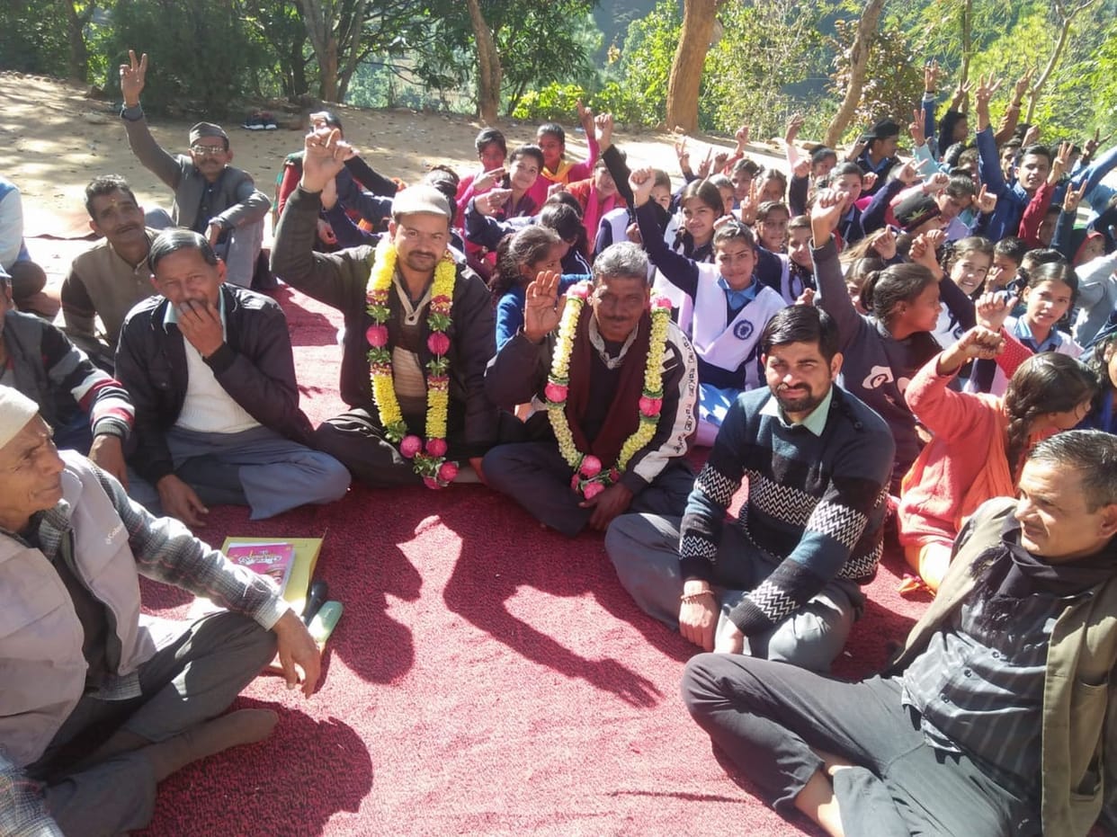 Parents and students demonstrated about the appointment of teachers