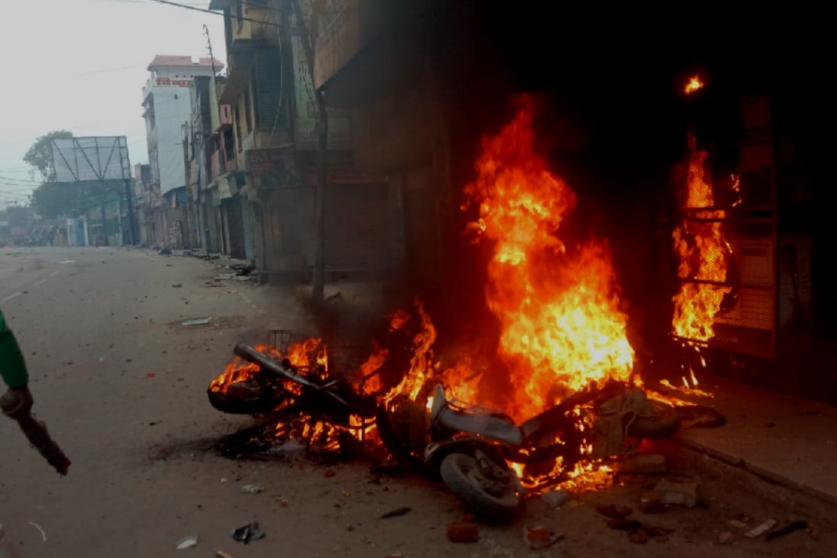 Meerut violence, several Cars and Bikes burnt during CAA protest in Meerut and muzaffarnagar