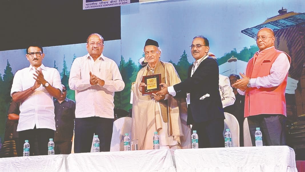 सम्मेलन में भगत सिंह कोश्यारी व अन्य