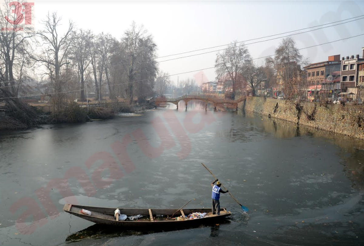 Weather Forecast Today Update in Jammu Kashmir weather jammu kashmir Dal Lake in Srinagar freezes amid severe winter