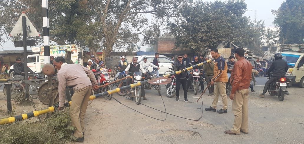 pikap kee takkar se relave ka get toota, haadasa tala