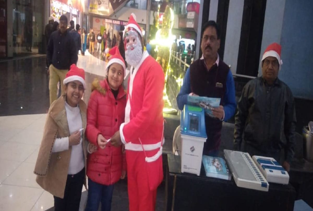 EC organised voter awareness camps in malls of Delhi on Christmas 2019