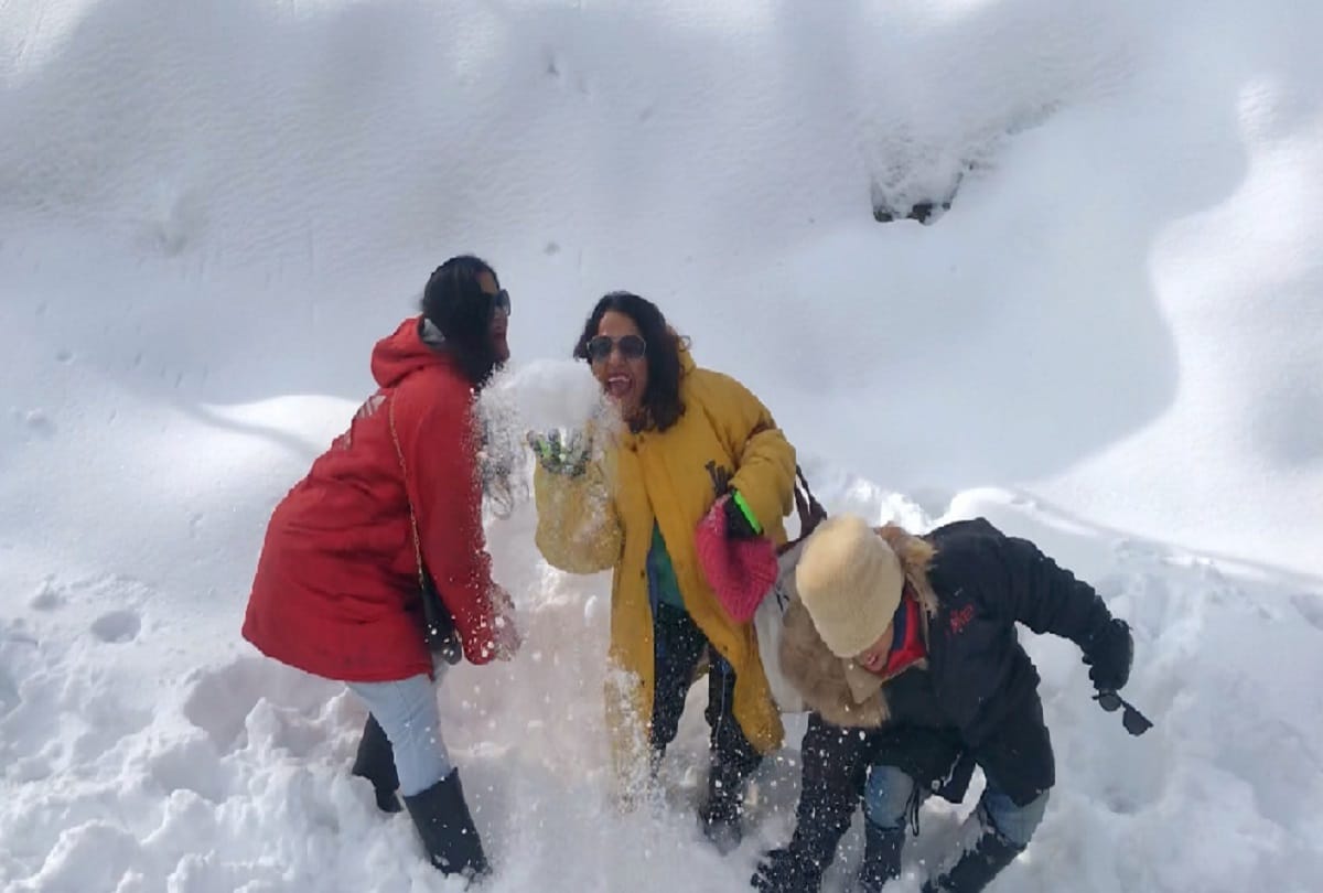 Tourists celebrating white Christmas in Gulmarg
