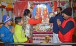 आर्यनगर सीताराम मंदिर में कपाट खुलने के बाद पूजन करते श्रद्धालु।