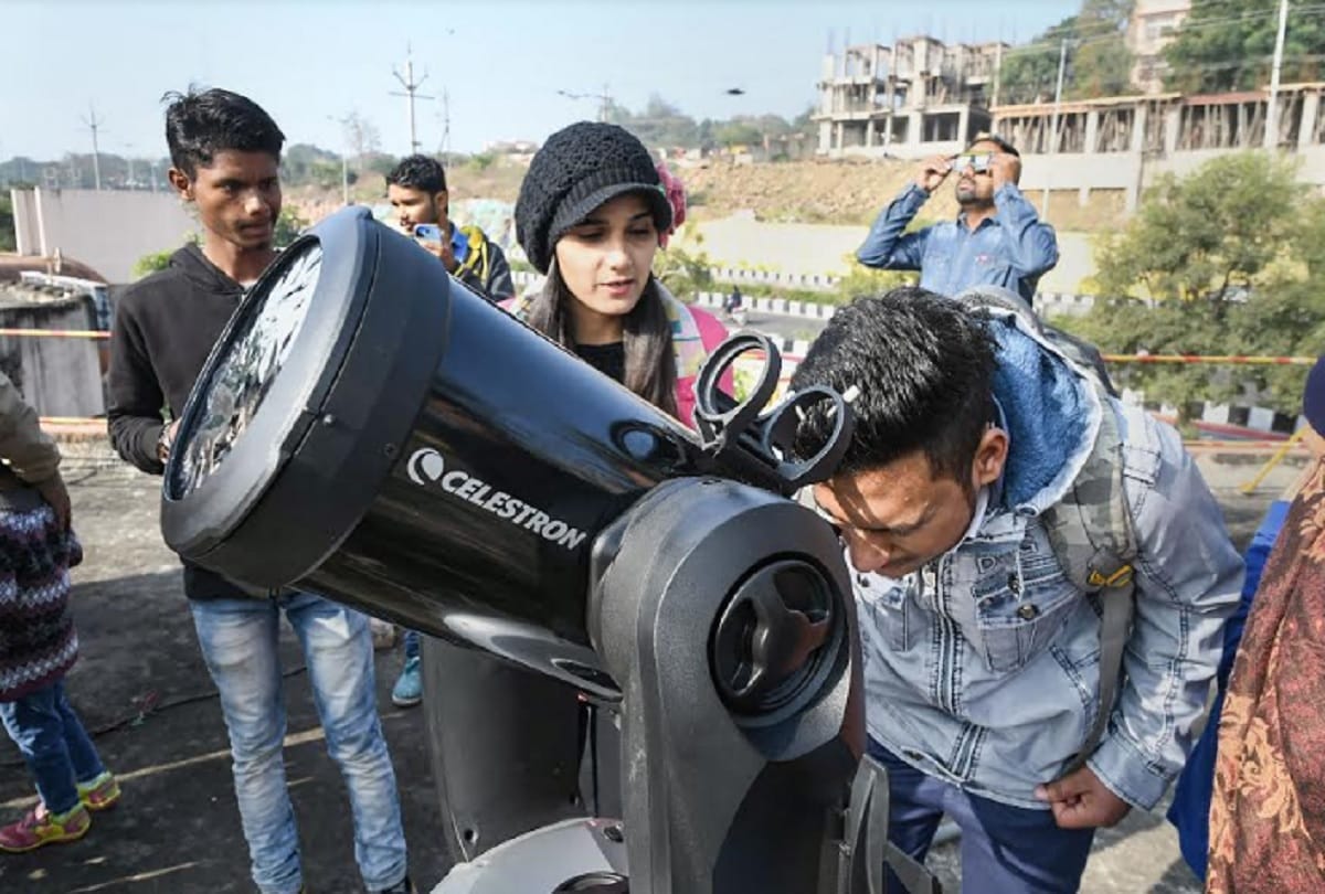 Solar Eclipse looked in Delhi, People enjoyed