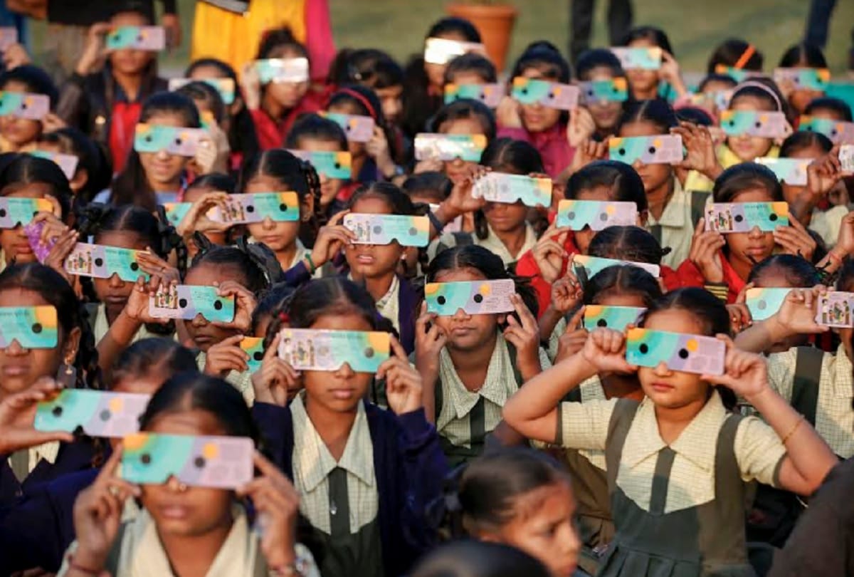 Solar Eclipse looked in Delhi, People enjoyed