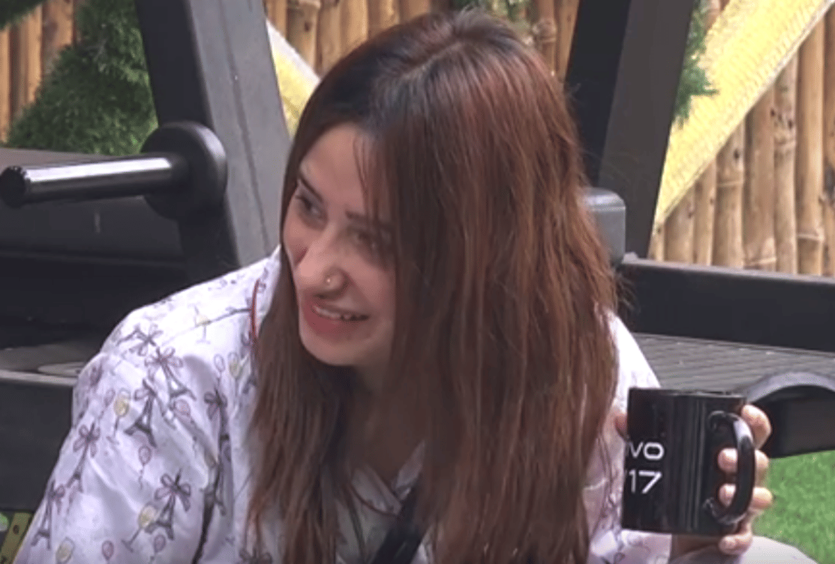 bigg boss 13 rashami desai mother rasila blast on mahira sharma mother sania bedroom comment
