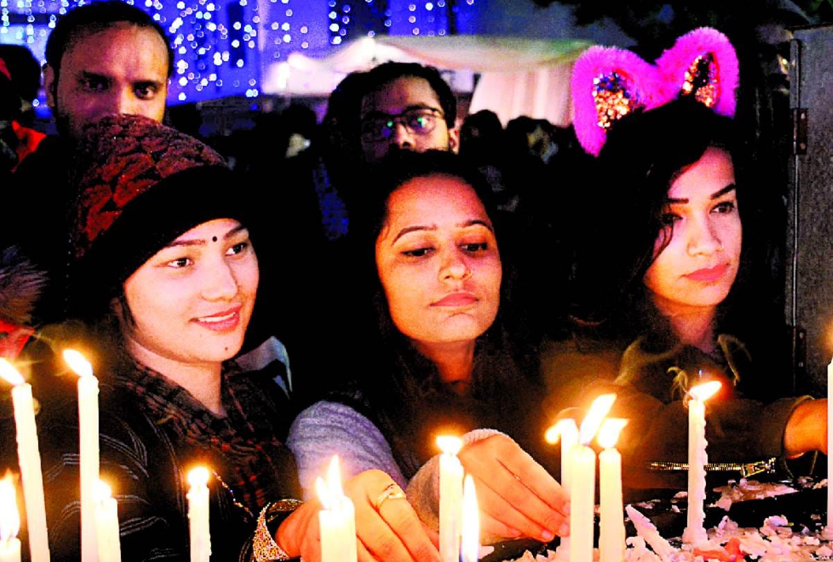 people pray on christmas in church in lucknow