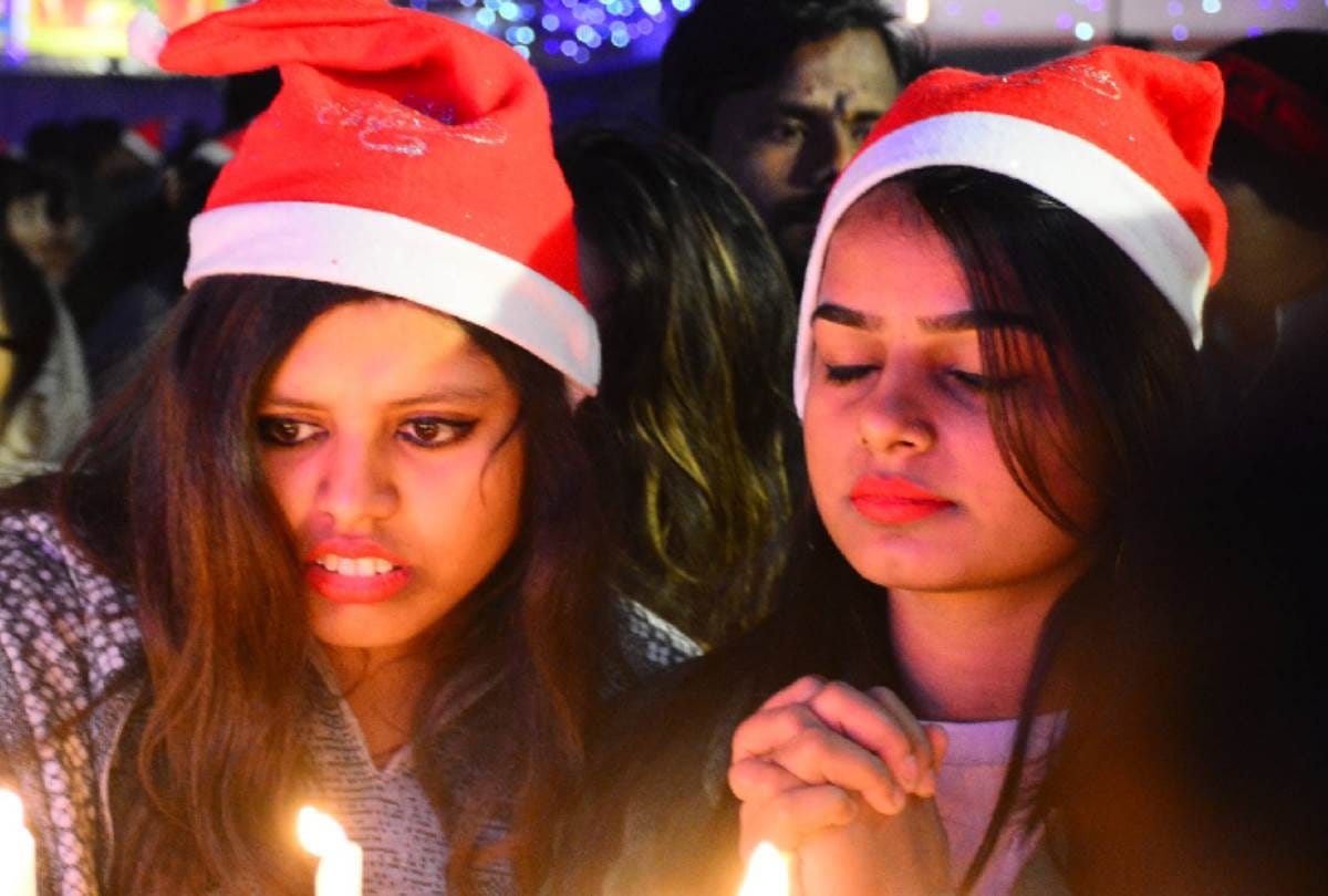 people pray on christmas in church in lucknow