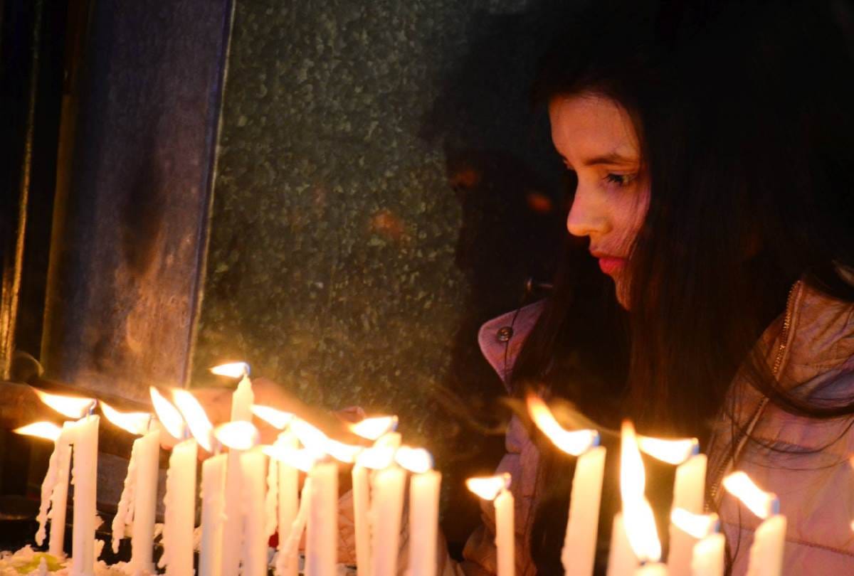 people pray on christmas in church in lucknow