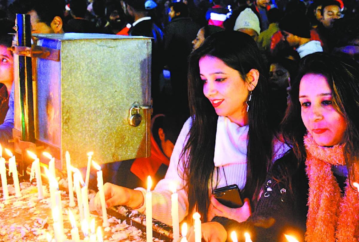 people pray on christmas in church in lucknow