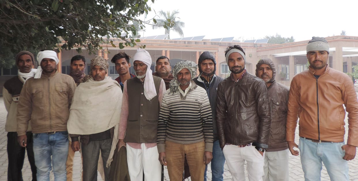 kabristaan se kabja hataane ke lie diya dharana