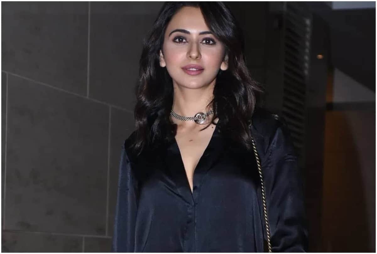rakul preet singh wear extremely short black dress in christmas party 2019