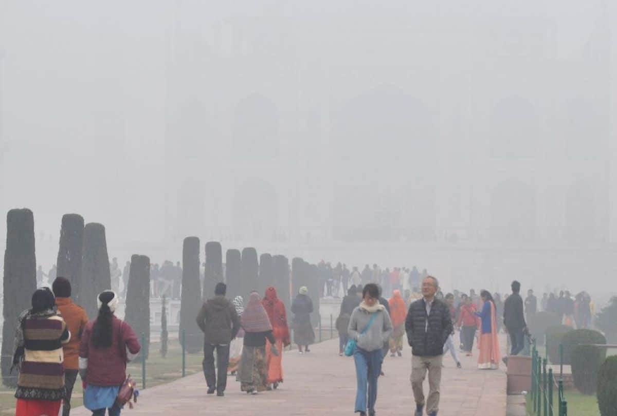 number of tourists dropped on weekends at Taj Mahal due to cold