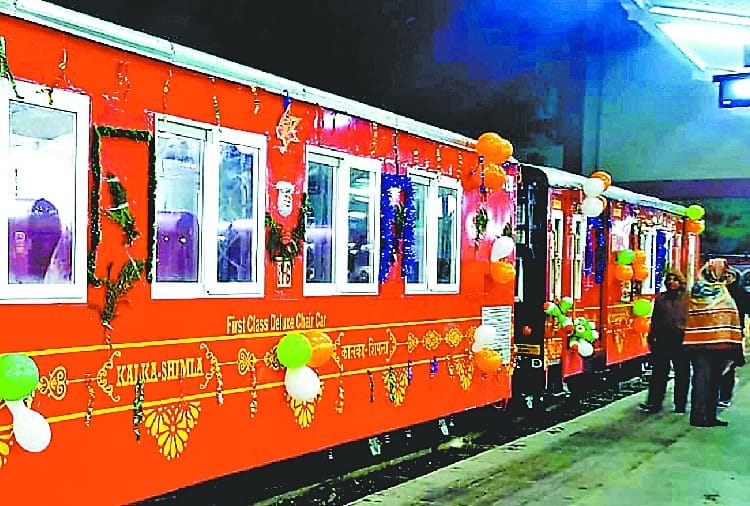 Himachal Darshan Express on Kalka Shimla railway track on christmas