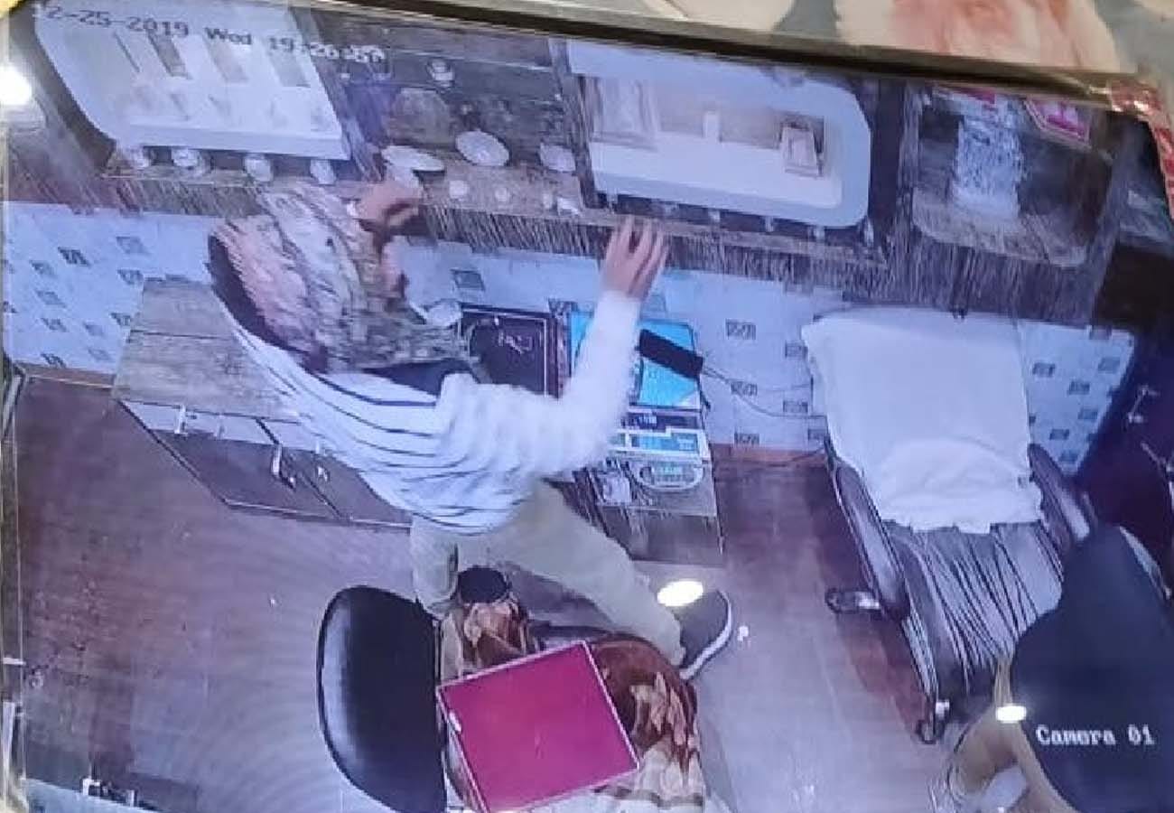 loot in jewellery shop in kanpur