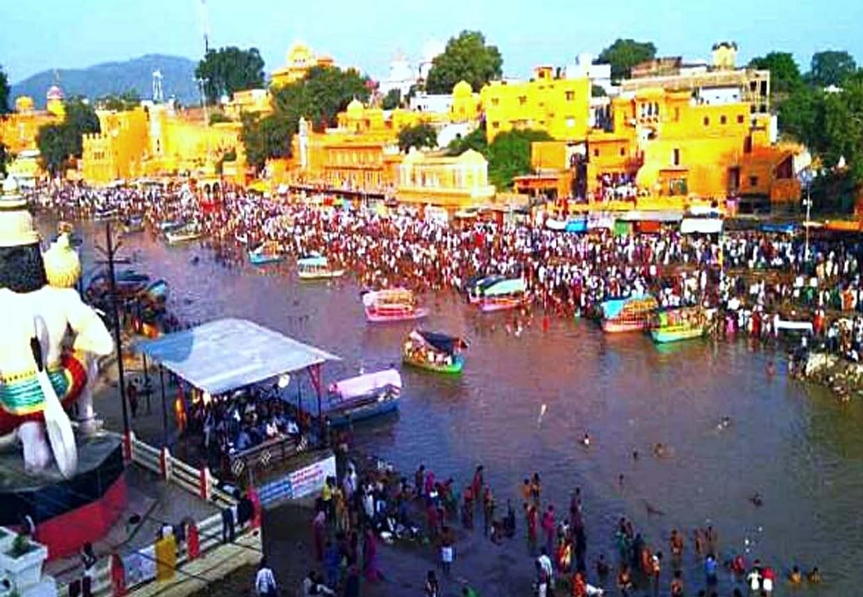 lakhs of pilgrims plunge into mandakini in chitrakoot