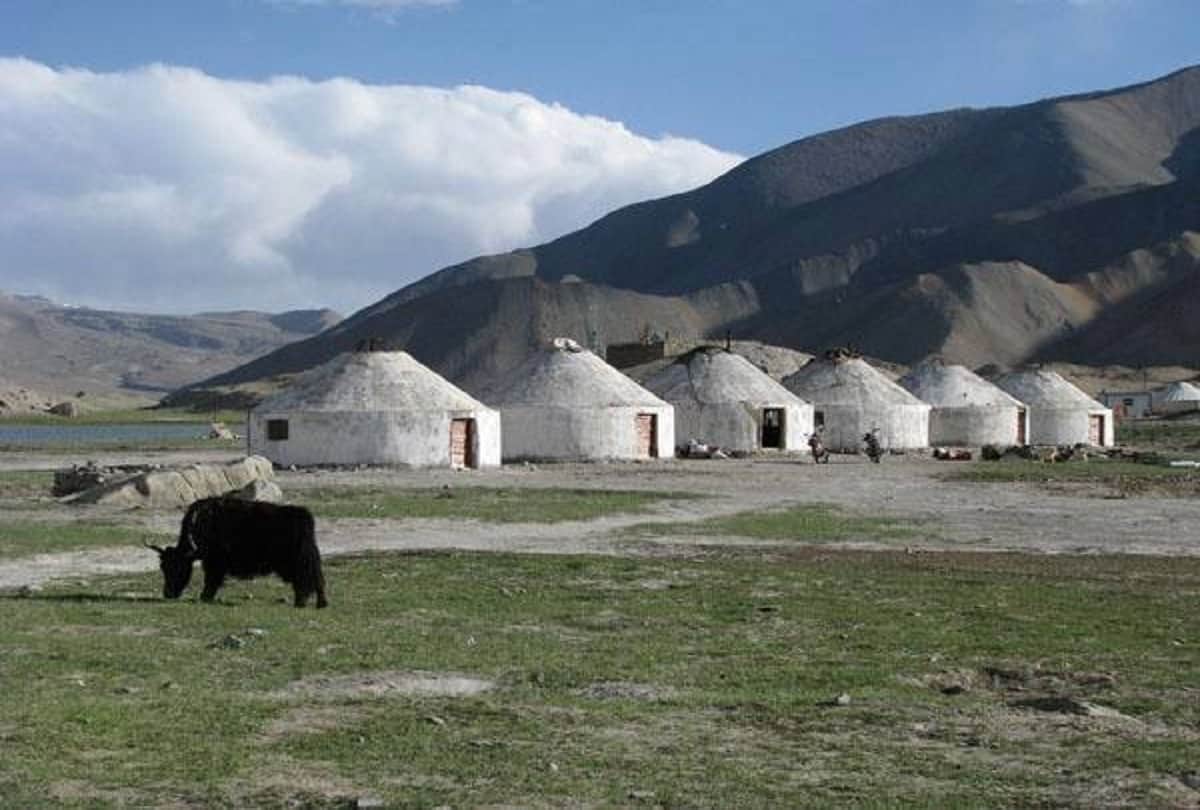 Story of karakul lake where the boat is impossible to sail