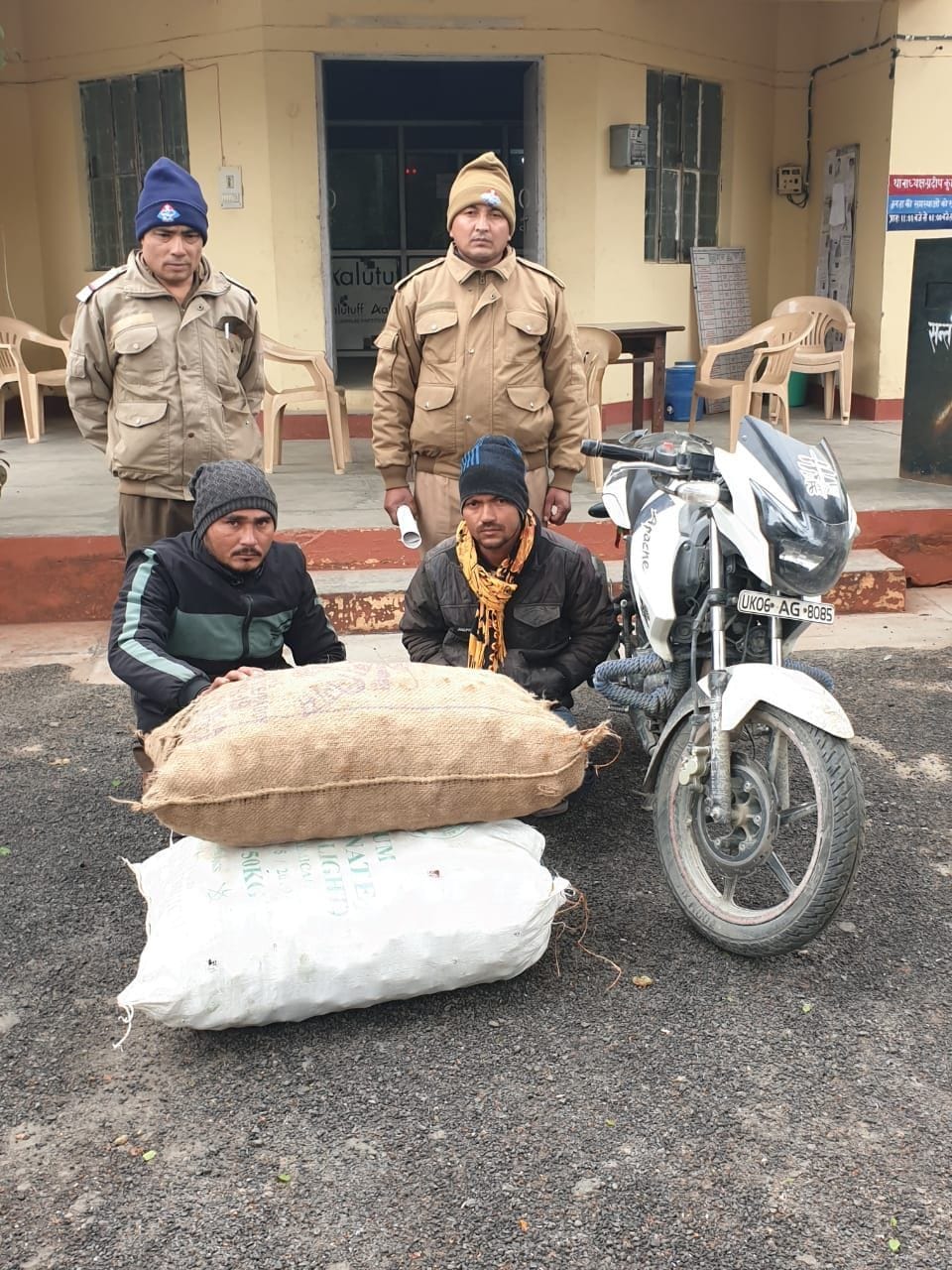 Two Nepalese caught with onions and potatoes, handed over custom
