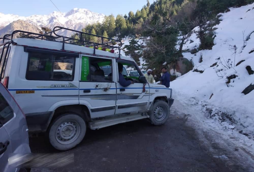 Tourist Vehicles Skid in heavy frost on Auli Road See visual