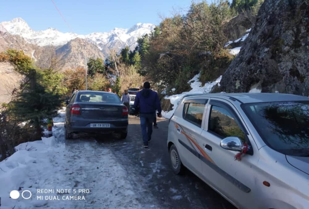 Tourist Vehicles Skid in heavy frost on Auli Road See visual