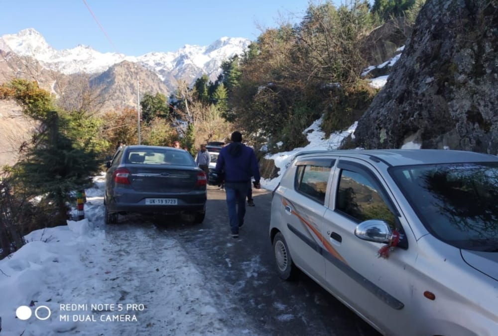 Tourist Vehicles Skid in heavy frost on Auli Road See visual