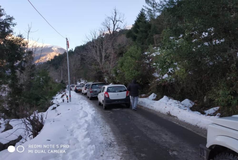 Tourist Vehicles Skid in heavy frost on Auli Road See visual