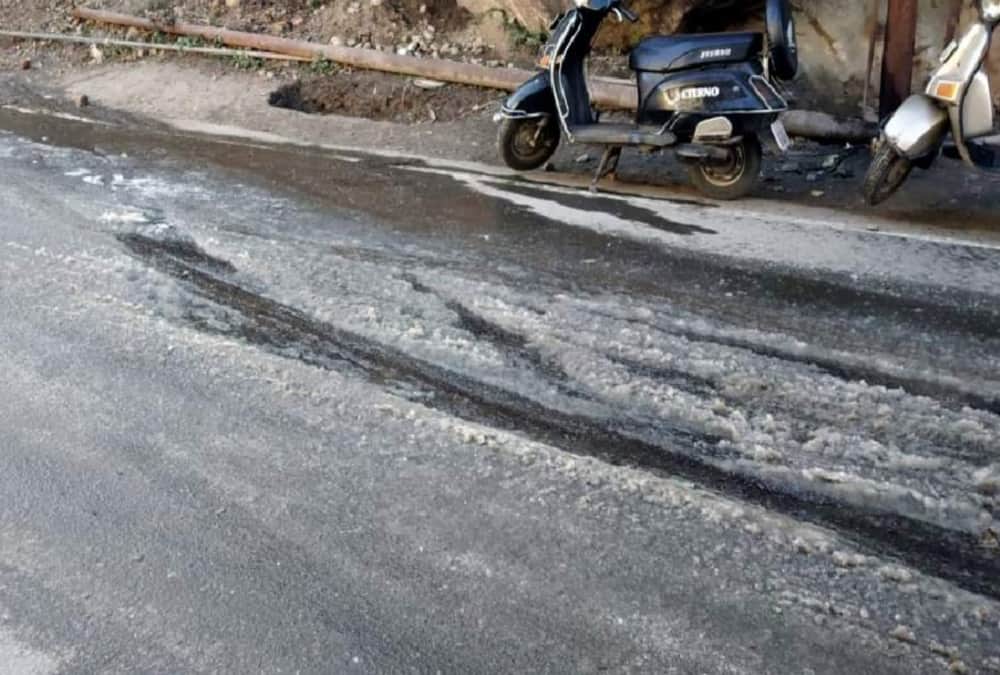 Tourist Vehicles Skid in heavy frost on Auli Road See visual