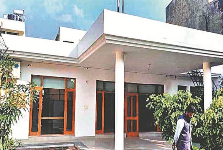 Bollywood Actress Madhuri Dixit's Kothi will be sold today