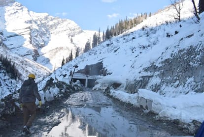 Due to heavy snowfall, people of three villages in Koksar migrated, school also shifted