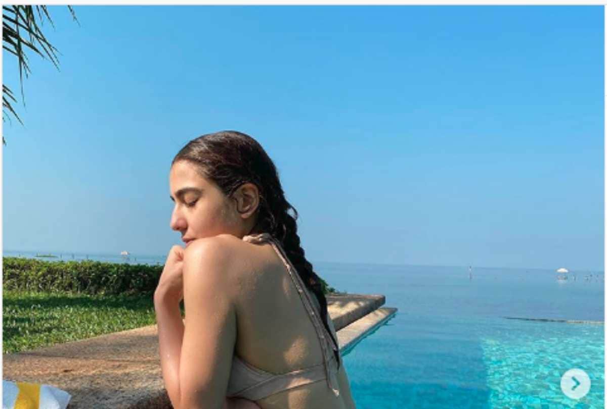 sara ali khan enjoying in swimming pool with friends