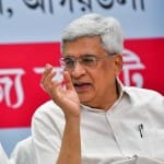 त्रिपुरा के पूर्व सीएम माणिक सरकार और माकपा नेता प्रकाश करात (फाइल फोटो)