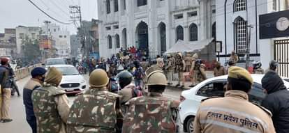 नदेसर मस्जिद के बाहर तैनात पुलिस