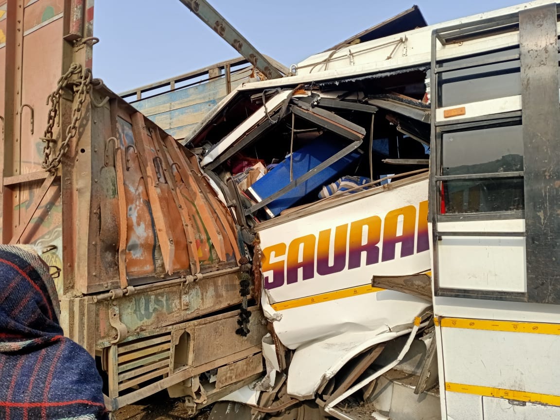 Bus entered in parked truck, 12 injured, three in critical condition in  Mirzapur