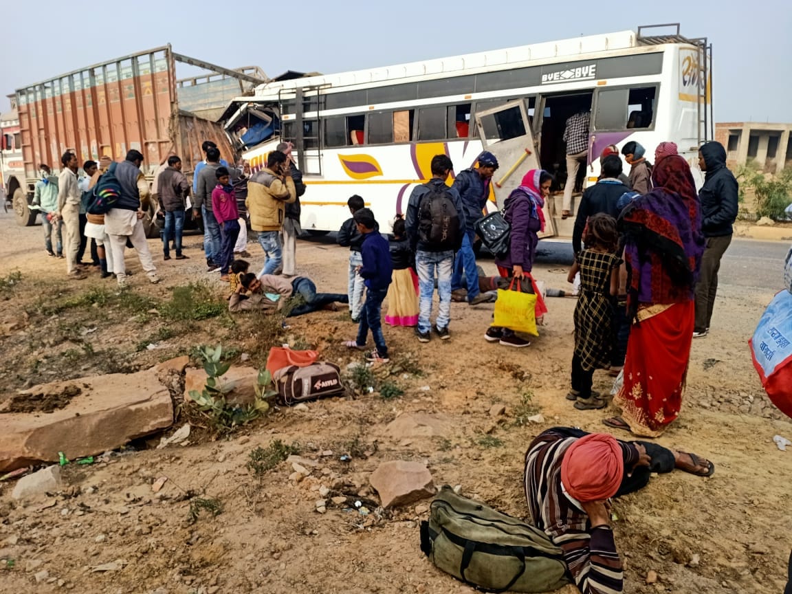Bus entered in parked truck, 12 injured, three in critical condition in  Mirzapur