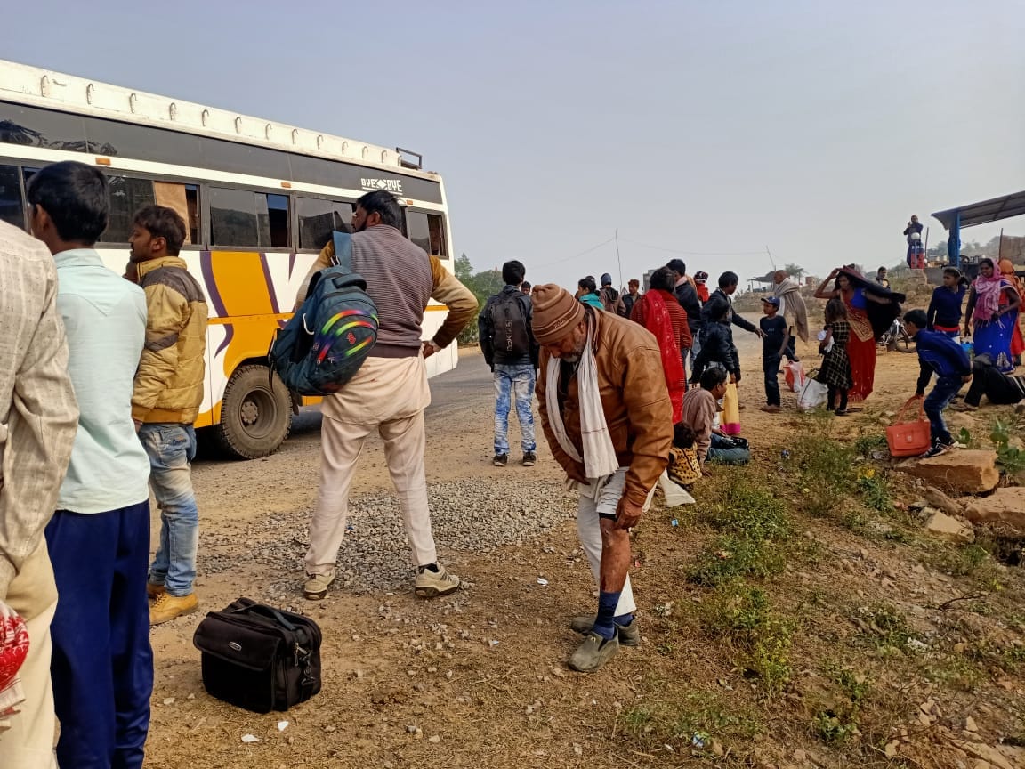 Bus entered in parked truck, 12 injured, three in critical condition in  Mirzapur