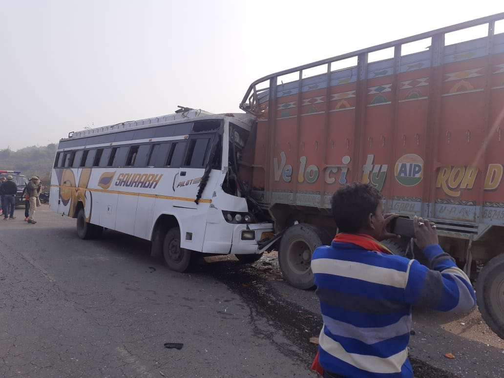 Bus entered in parked truck, 12 injured, three in critical condition in  Mirzapur