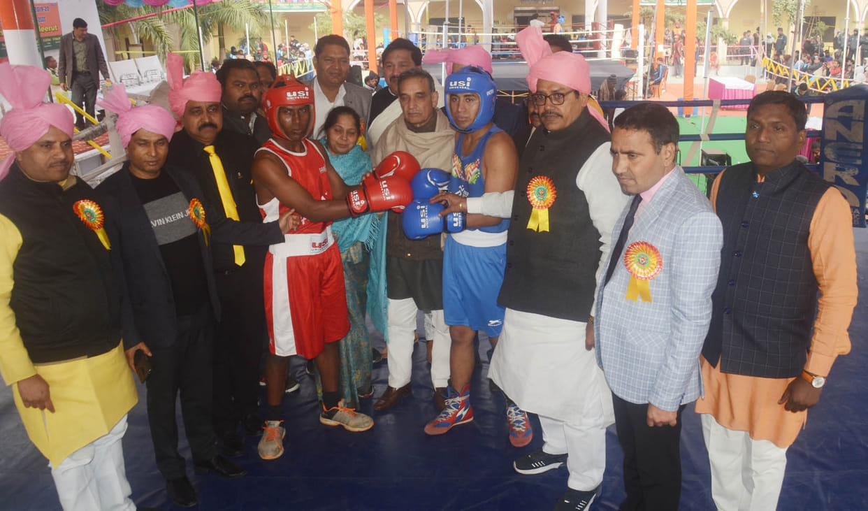 Harmilap of Punjab and Sunny Gautam of Agra showered punches
