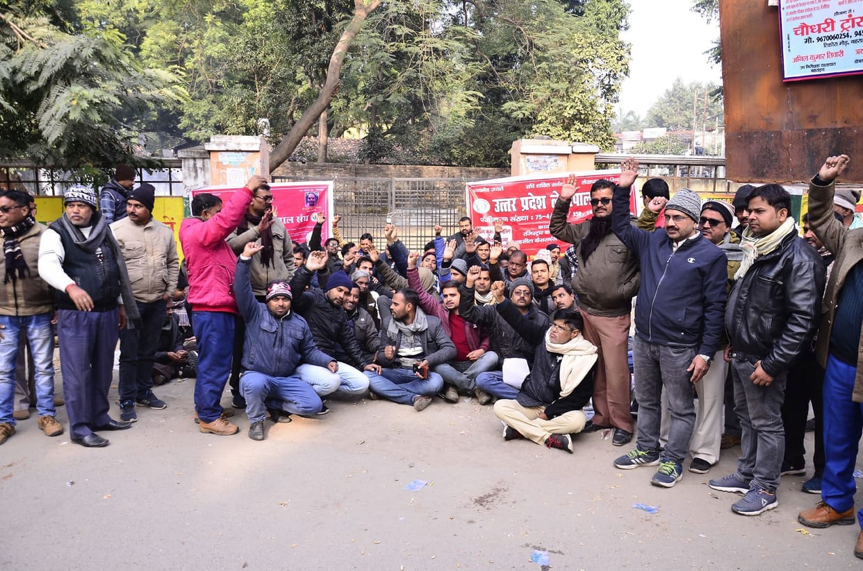 Administration locked the picket, resentment among the accountants