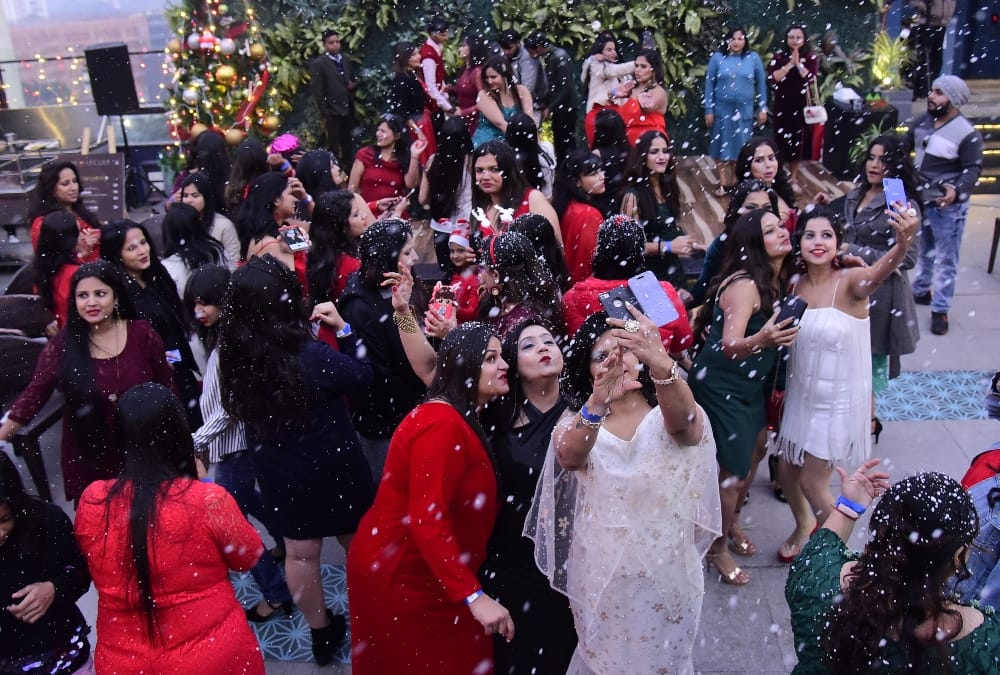 due to omicron christmas new year programs in delhi may be banned by government