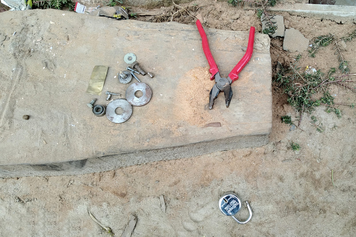 Thief came to steal robbery in Ara machine