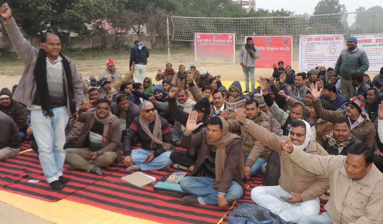 lekhapaal sangh ka lakhanoo mein prastaavit dharana sthagit