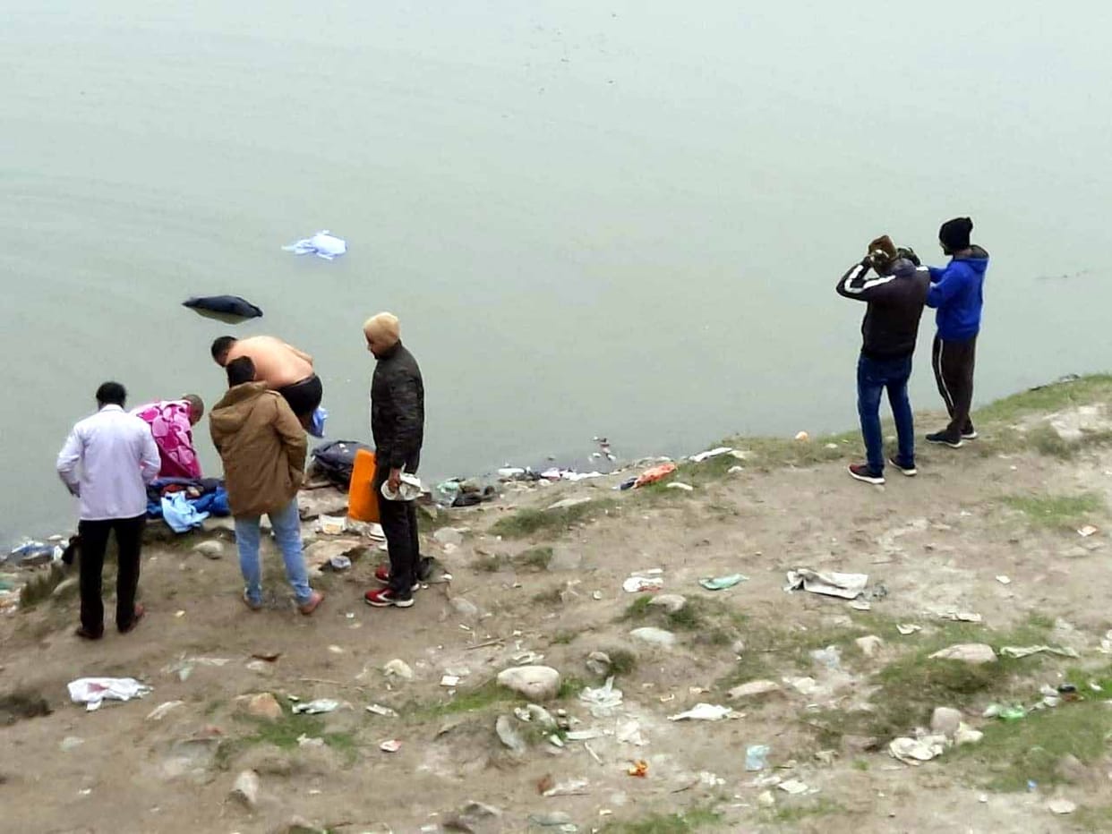 Devotees bathed in Yamuna in the harsh winter